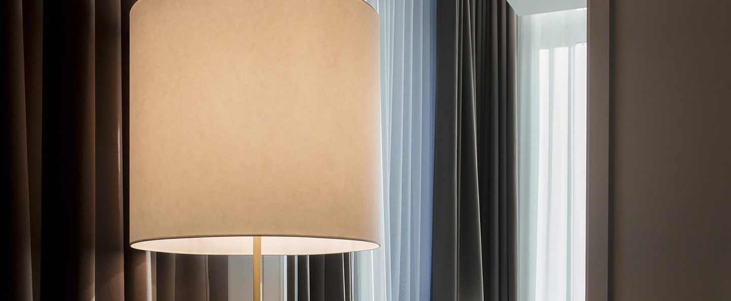 banner-image Lampadaire ellis blanc et laiton o60cm h180cm cvl normal