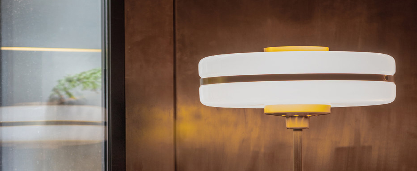 banner-image Lampadaire masina laiton verre opalin o40cm h135cm bert frank normal