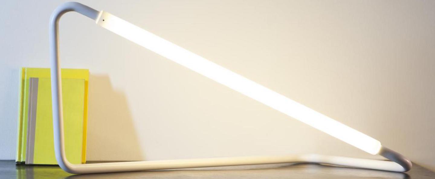banner-image Lampe a poser 001 blanc led l20cm h45cm naama hofman normal