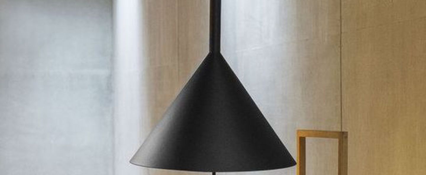 Lampe a poser funnel noir o45cm h80cm vertigo bird normal