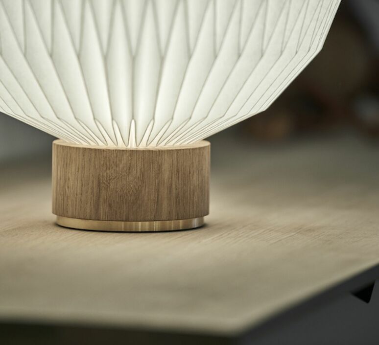 Lampe à poser KR ZEN conçue en papier non tissé et fibre de verre