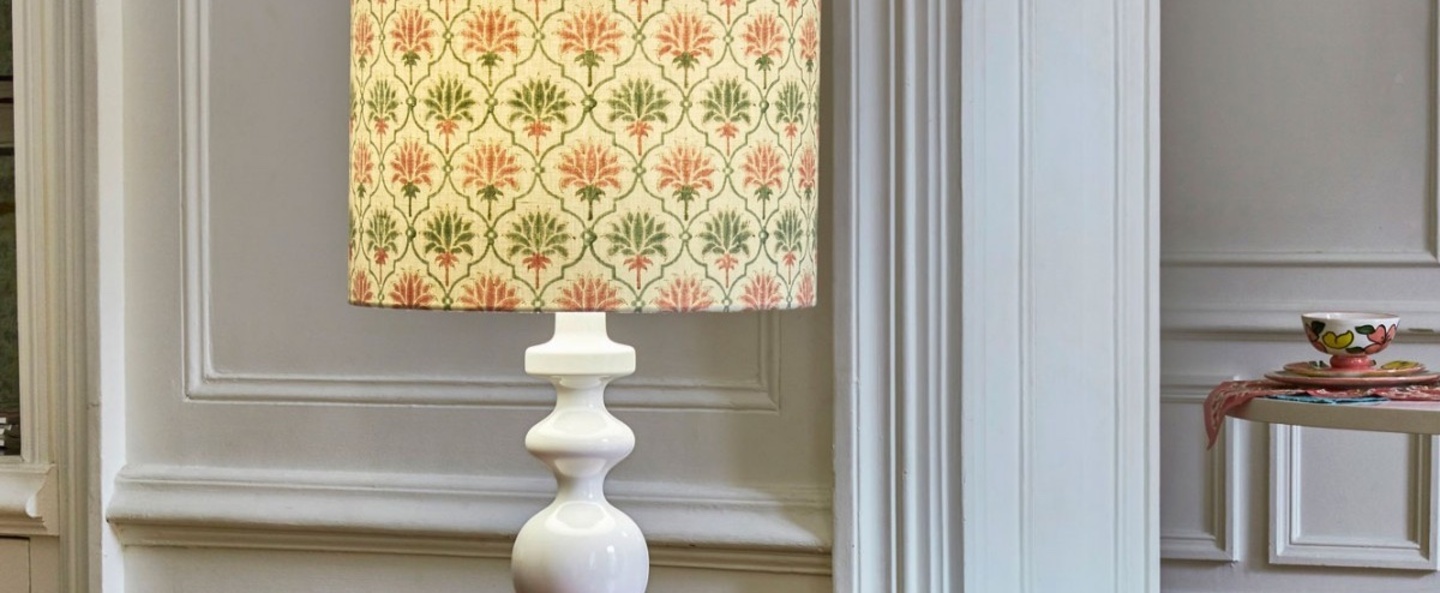 banner-image Lampe a poser pamela blanc laque et abat jour a motifs rose et vert o35cm h87cm popus editions normal