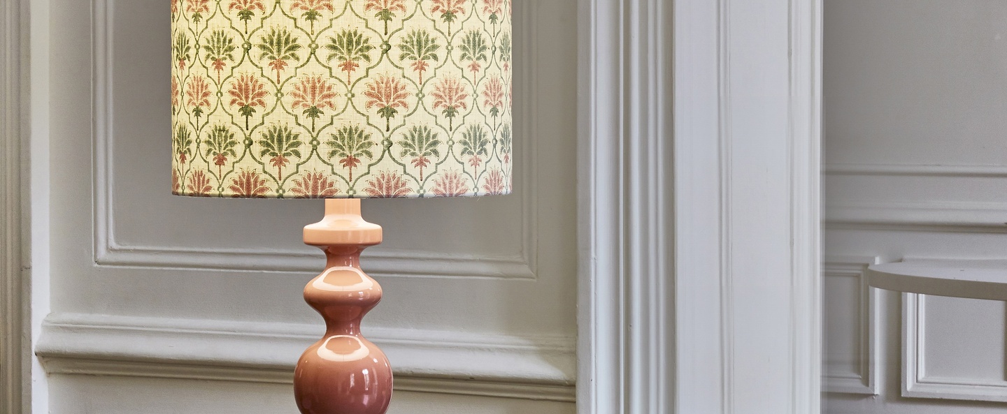 banner-image Lampe a poser pamela terracotta laque et abat jour a motifs rose et vert o35cm h87cm popus editions normal