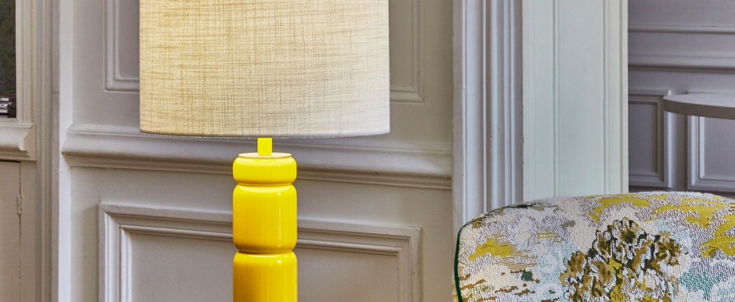 Lampe a poser petra jaune laque et abat jour lin o35cm h73cm popus editions normal