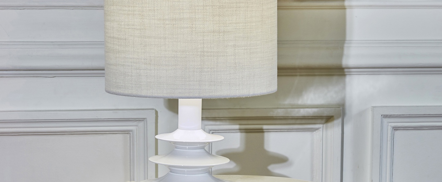 Lampe a poser pimlico blanc laque et abat jour blanc o32cm h50cm popus editions normal