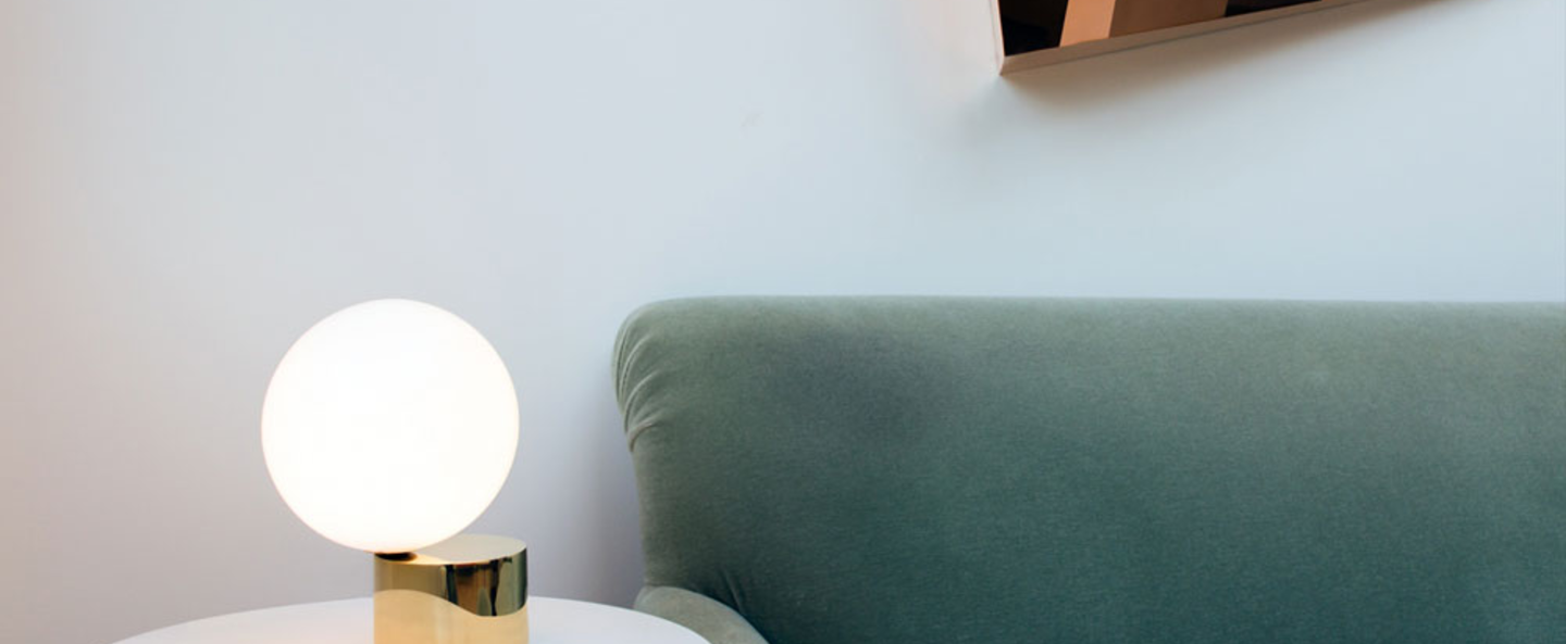 banner-image Lampe a poser tip of the tongue blanc et laiton l20 7cm h30cm anastassiades studio normal