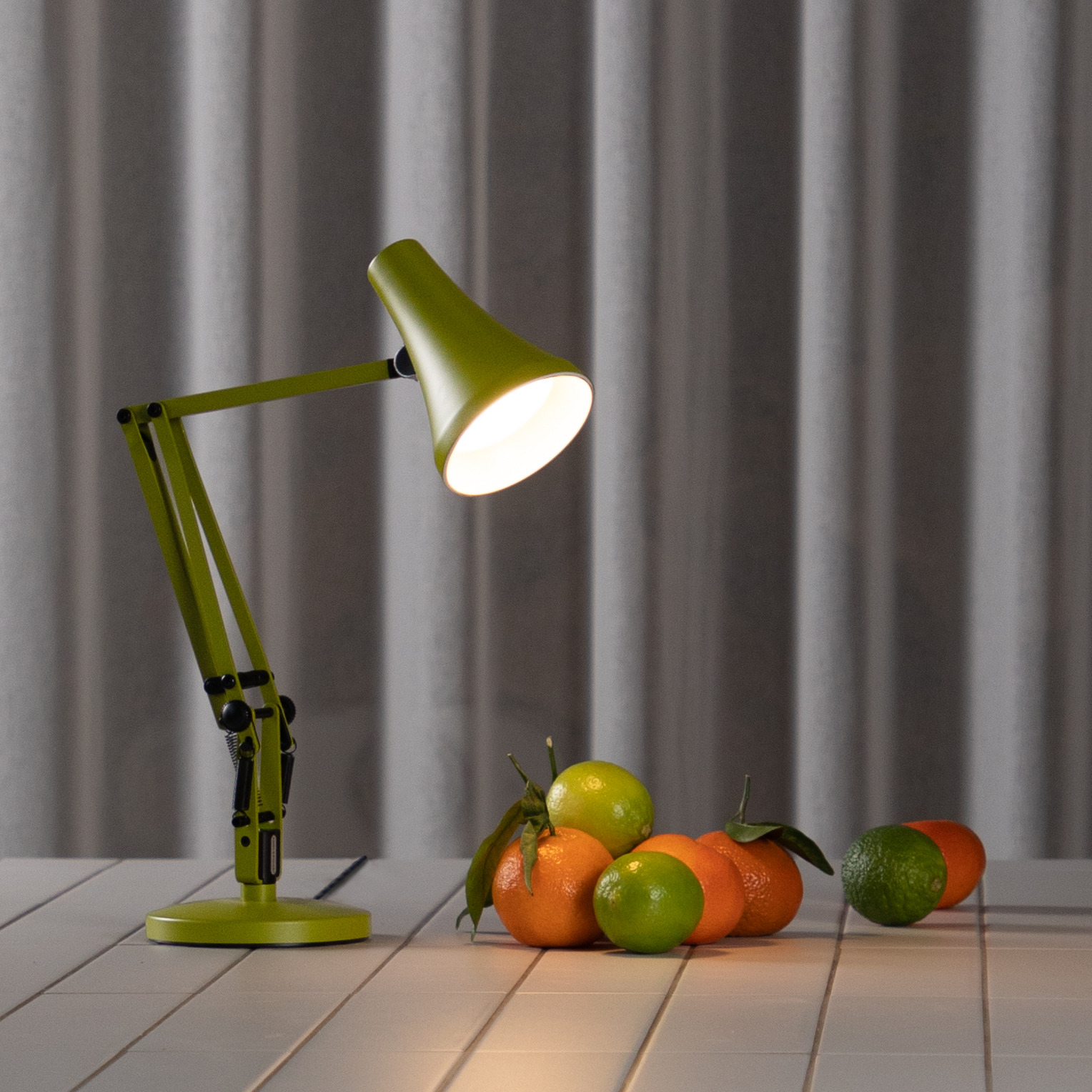 『Tiny Angele』 lampe-de-bureau-90-mini-mini-