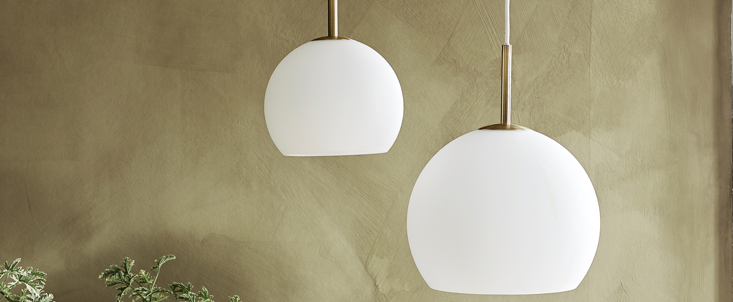 banner-image Suspension ball blanc opalin laiton antique o25cm h20cm frandsen normal