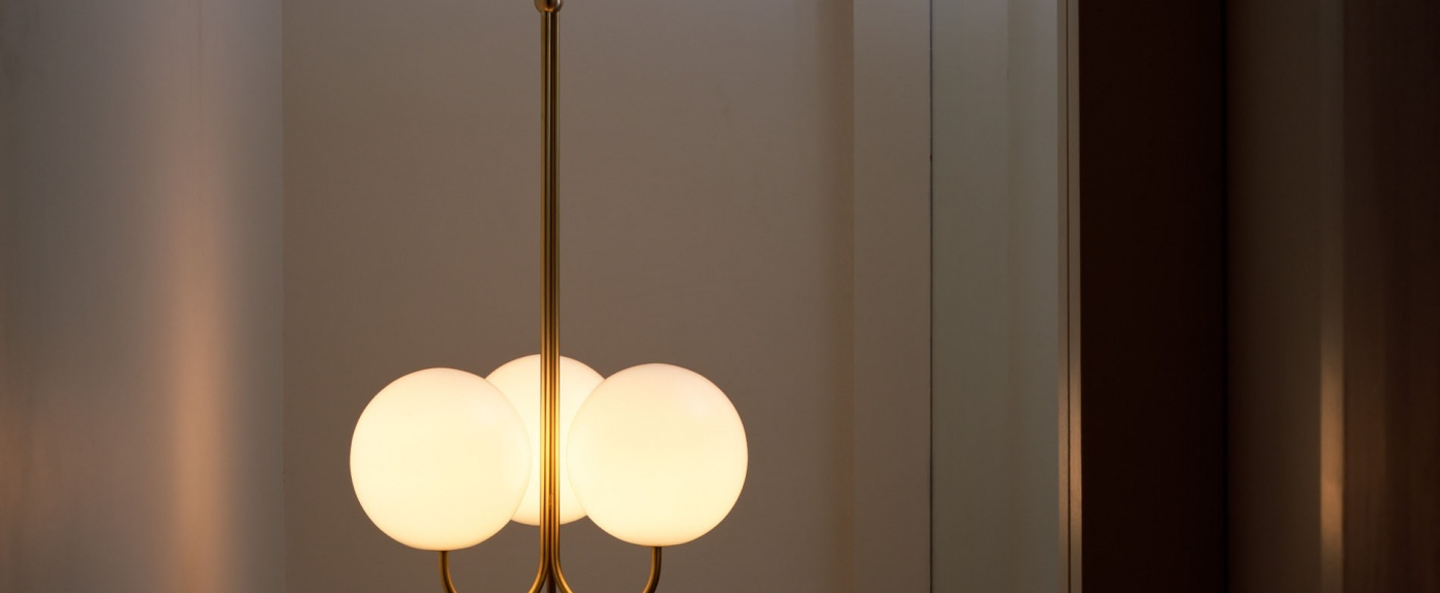 banner-image Suspension triple angle blanc et laiton l38 8cm h63 4cm anastassiades studio normal
