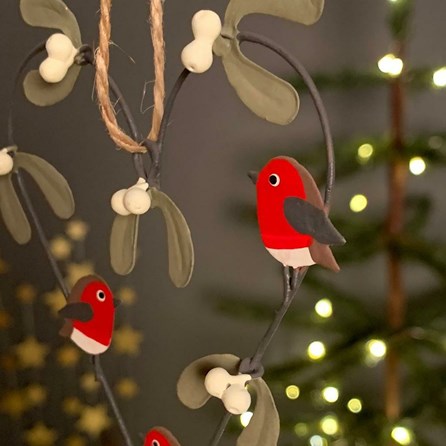 Robins And Mistletoe Heart Hanging Decoration Robins And Mistletoe Heart Hanging Decoration