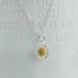 Delicate Sterling Silver Daisy Necklace Delicate Sterling Silver Daisy Necklace