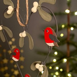 Robins And Mistletoe Heart Hanging Decoration Robins And Mistletoe Heart Hanging Decoration