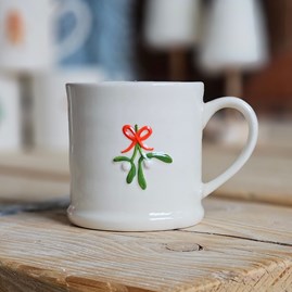 Christmas Gifts Festive Gifts Kitchen And Dining Gifts Stoneware Mug With Bow And Mistletoe