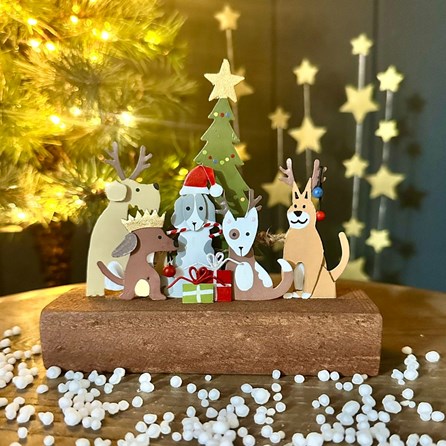 Dogs Around the Christmas Tree Block Decoration Festive Decorations Quirky Novelty Christmas Tree Decoration Metal Standing Dog Decoration