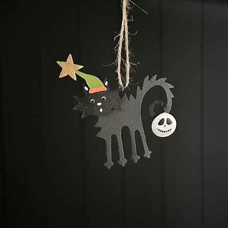 Scaredy Cat with Skull Hanging Halloween Decoration Halloween Gifts Decorations Novelty Quirky Gifts Metal Hanging Black Cat Shoeless Joe