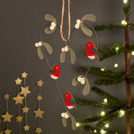 Robins And Mistletoe Heart Hanging Decoration Robins And Mistletoe Heart Hanging Decoration