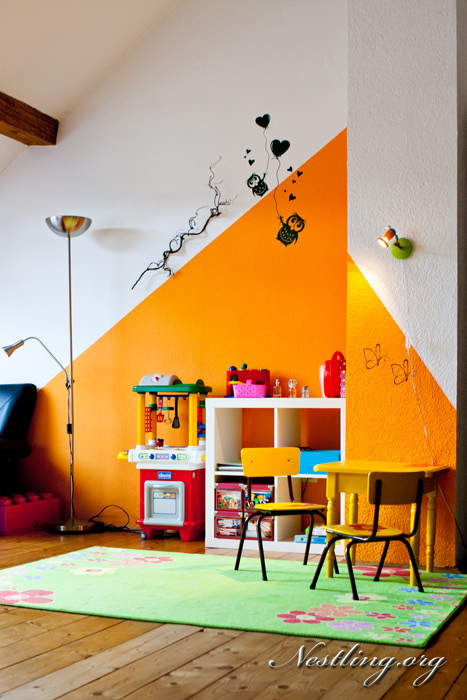 Spielecke im wohnzimmer nach montessori nestling Wohnzimmer einrichten orange