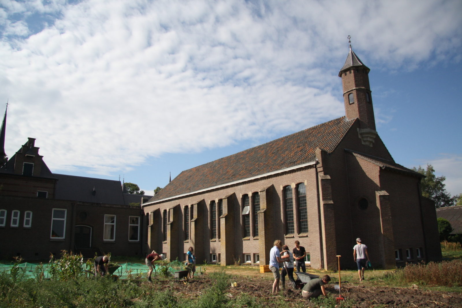 Werken-in-de-moestuin-voor-Klooster-Nieuw-Sion