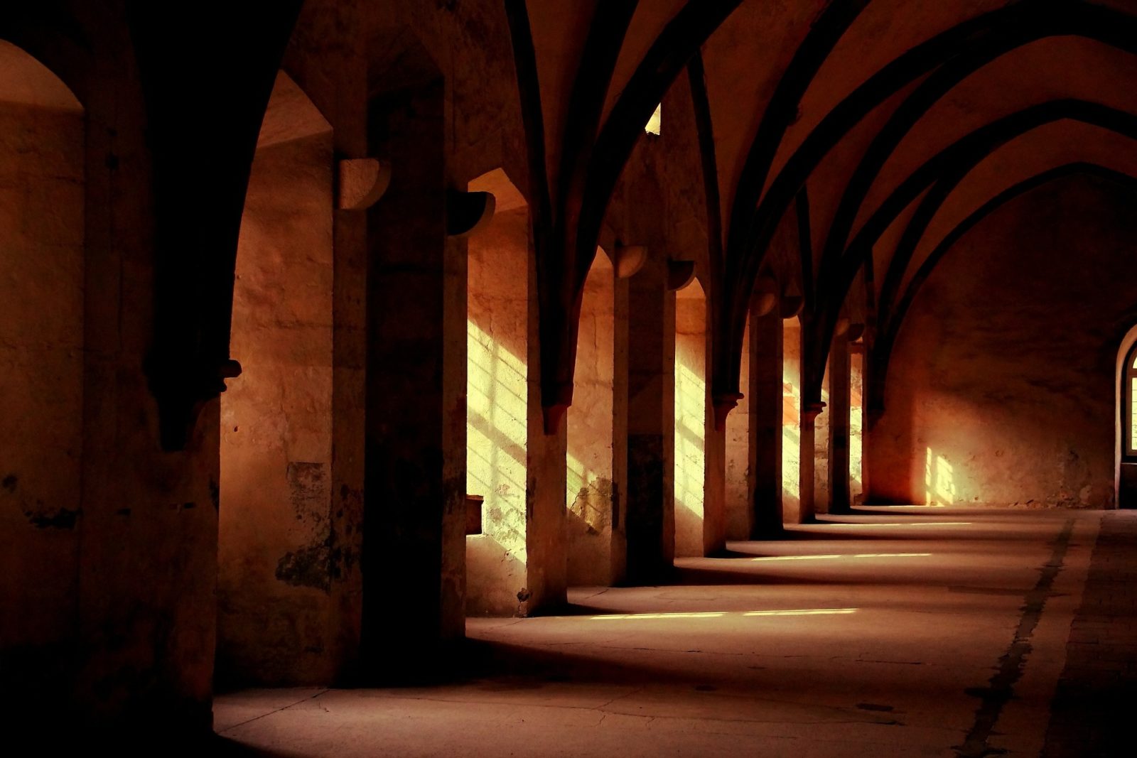 monastery-569368_1920
