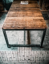 Eettafel op stalen frame
