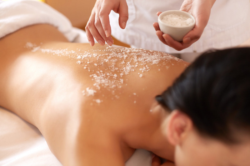 Come realizzare uno scrub al sale marino