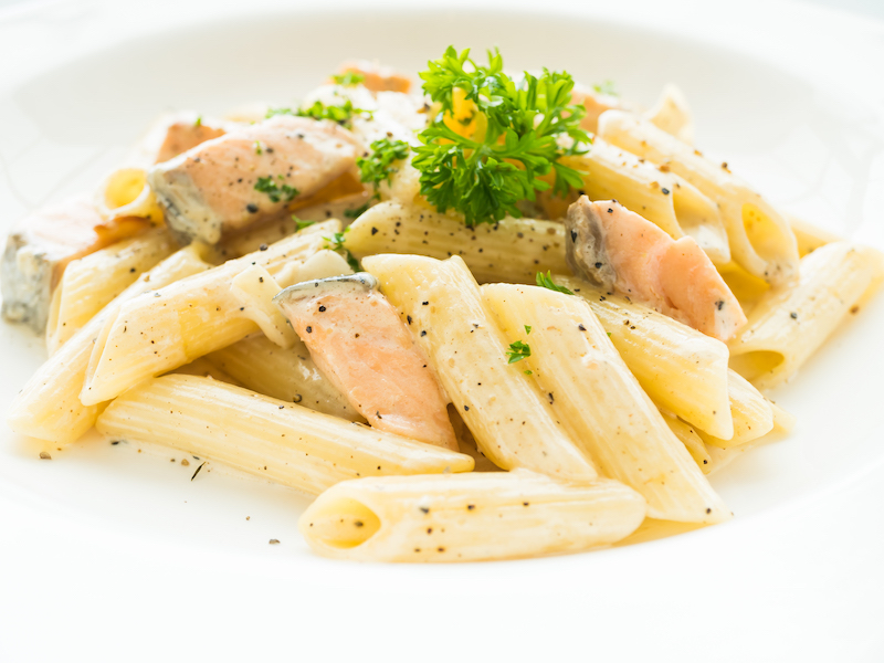 Ricetta: penne con besciamella e salmone
