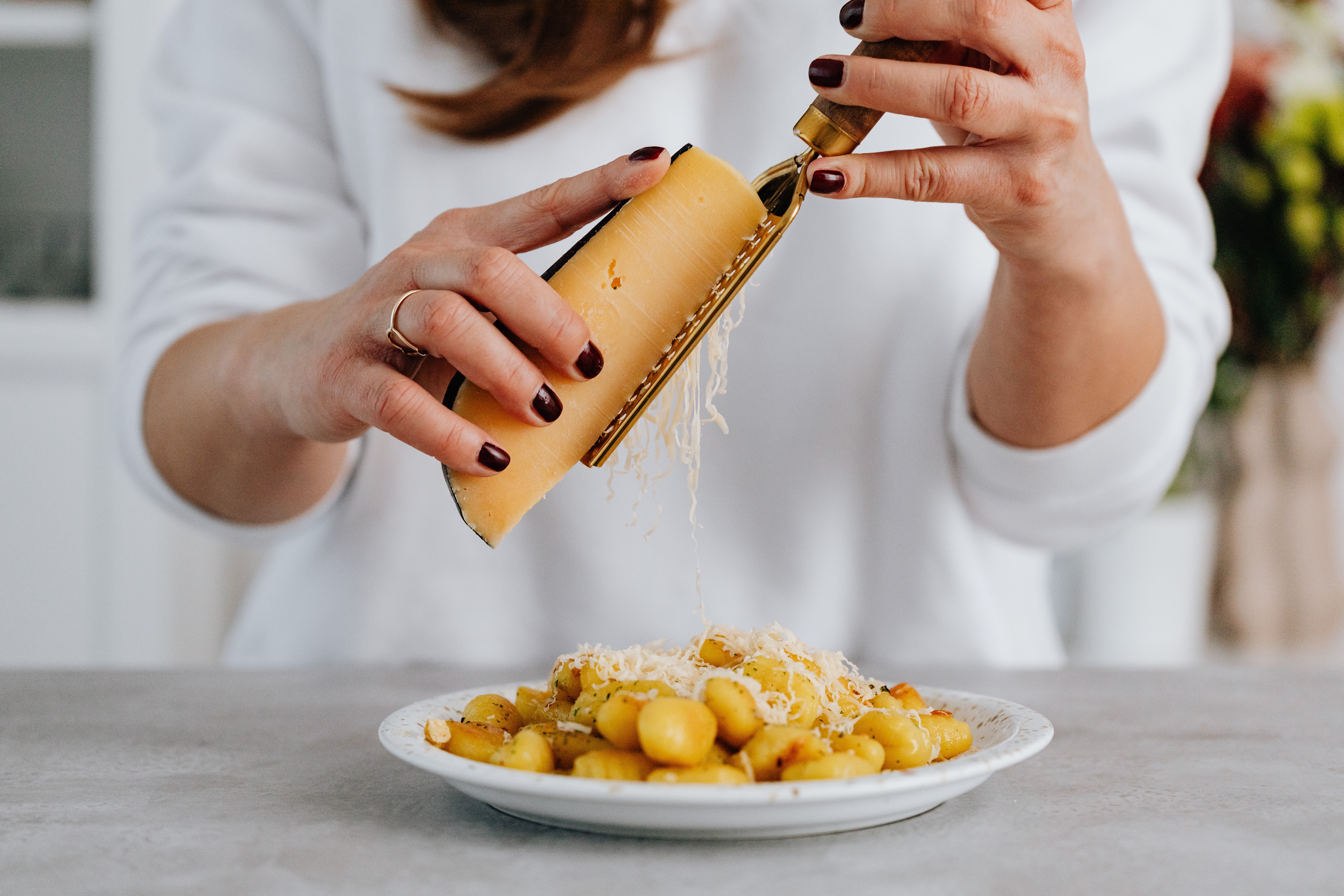Come si preparano gli gnocchi speck e noci