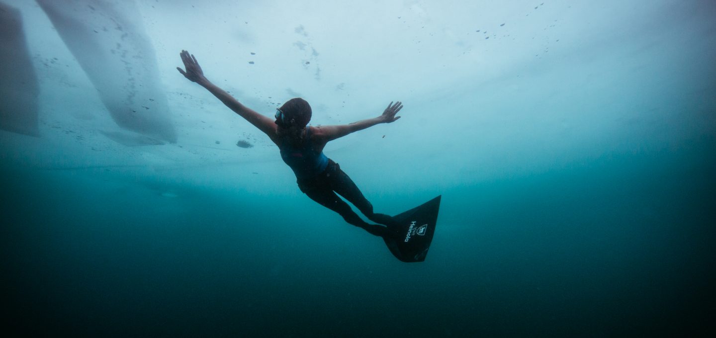 ice-freediving-freediver-finland-johanna-nordblad-under