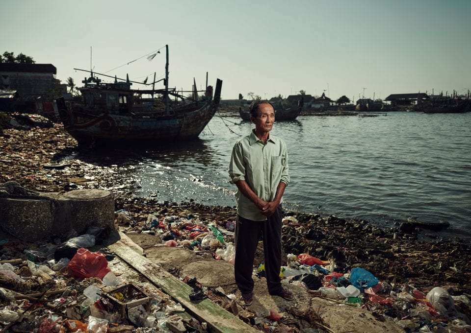 Tom Barnes Indonesia beach plastic