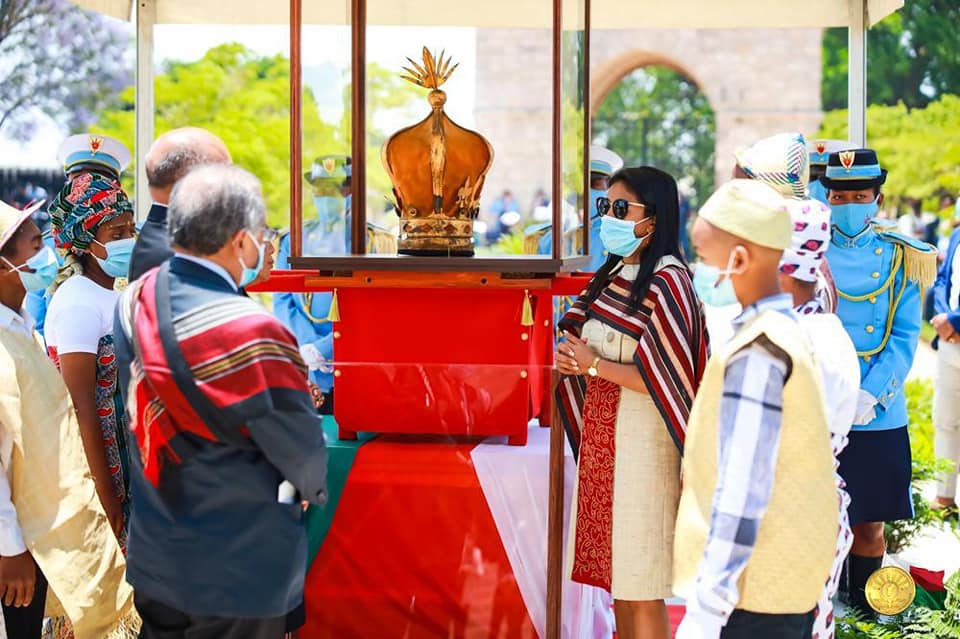 La couronne royale de Ranavalona III est arrivée à Madagascar ce jeudi 5 novembre ©Facebook / Andry Rajoelina