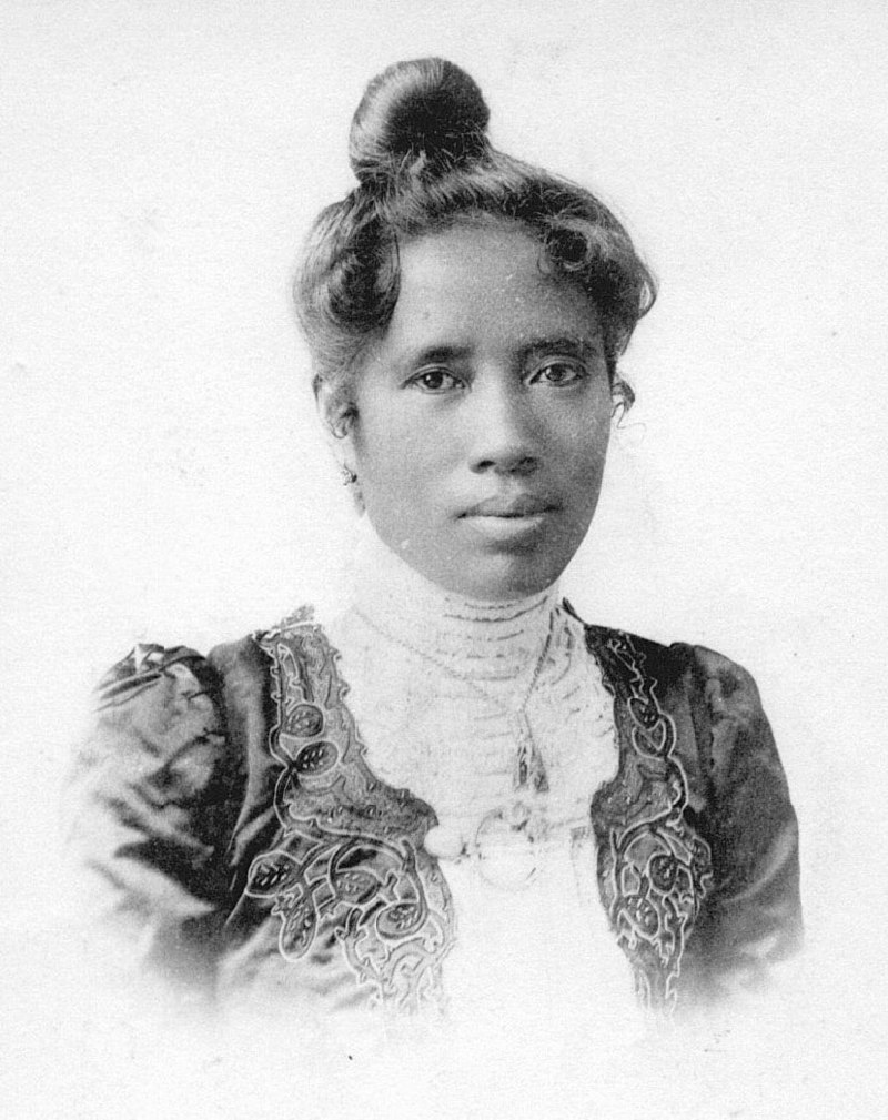 Photographie de la reine Ranavalona III, dernière souveraine de Madagascar, exilée en 1897 à La Réunion puis en Algérie. Elle décède en 1917 à Alger  ©J. Geiser. Algier phot. — from Smithsonian Institution Research Information System
