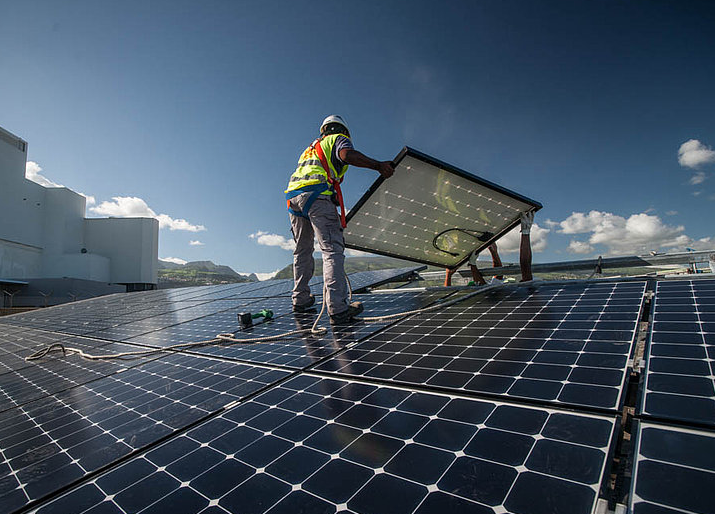 TRIBUNE. Remise en cause unilatérale des contrats solaires par le gouvernement : les DOM, grands perdants d’une réforme asphyxiant la filière photovoltaïque