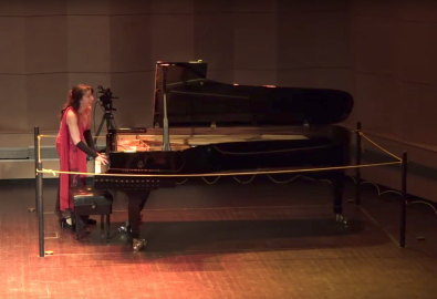 Meebewegende Pianist