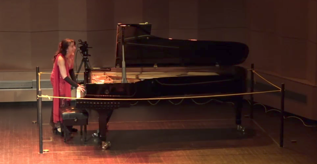 Meebewegende Pianist