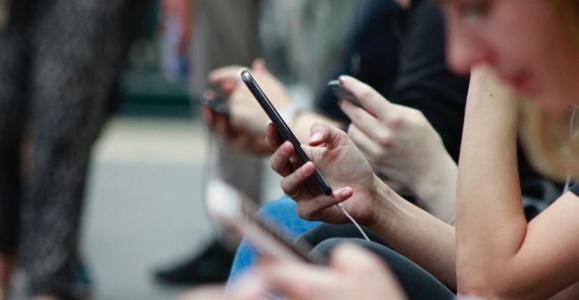 Meedenker Leg Die Telefoon Eens Weg Bijgesneden