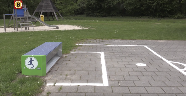 Scoren Met Afval Kleiner