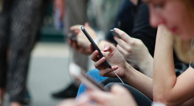 Meedenker Leg Die Telefoon Eens Weg Bijgesneden