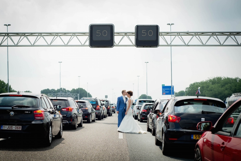 Bruidspaar In De File Klein