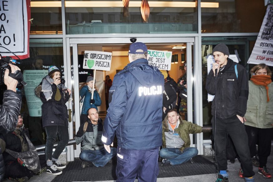 Demonstratie bij ingang hoofdkantoor Staatsbosbeheer