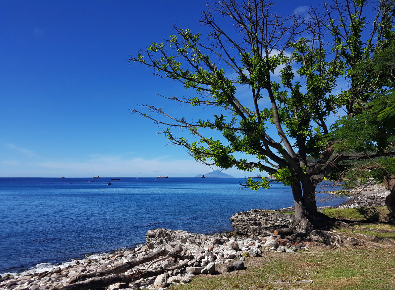 Zuidkust-van-St.-Eustatius-met-op-de-achtergrond-het-eiland-Saba