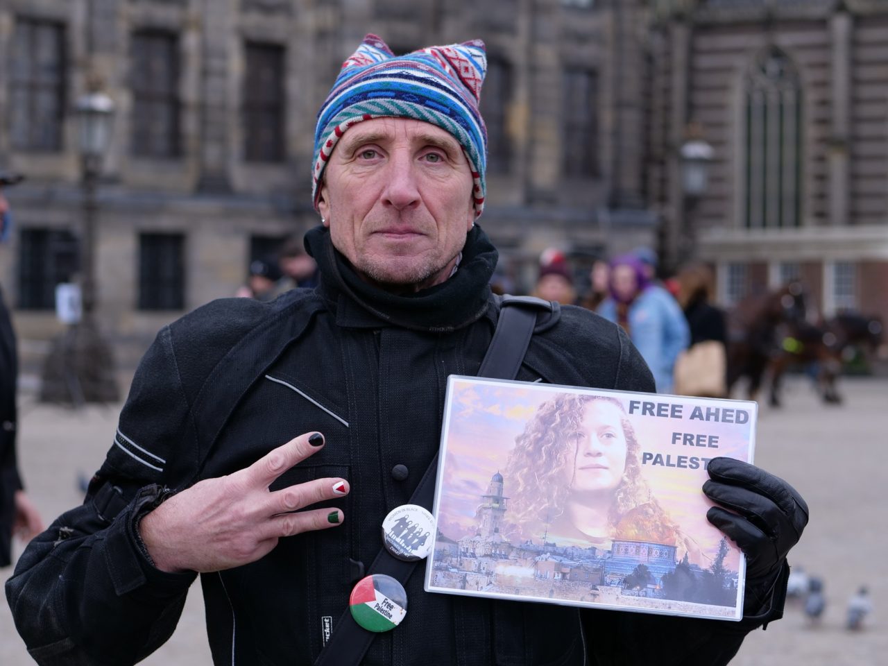 Man protesteert