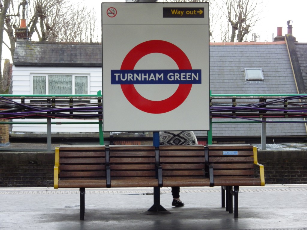 Bola ONIN 4 Platform at Turnham Green station