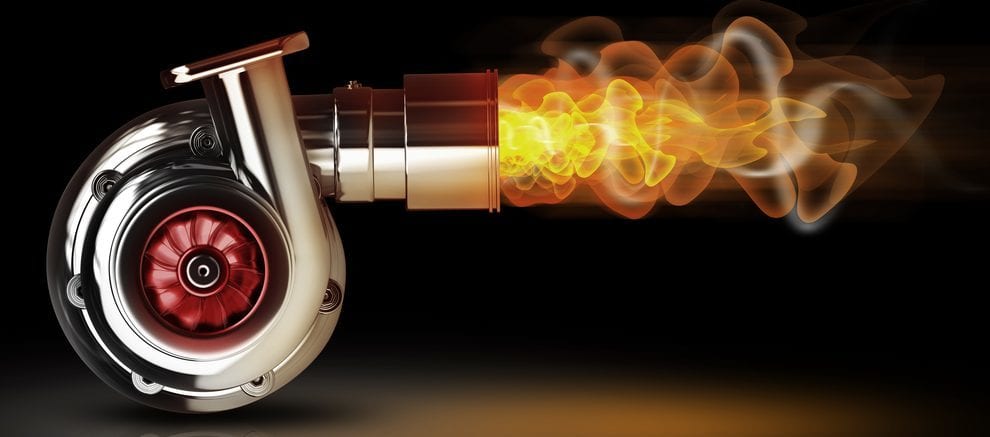 التيربو يعمل التيربو على وصول كمّية أكبر من الهواء داخل غرفة الإحتراق الخاصة بالمحرّك مما يؤدي إلى زيادة الضغط وبالتالي الحصول على قوّة أكبر من القوّة التي ينتجها المحرّك غير المزوّد بنظام التيربو، أُستعمل هذا النظام في السيّارات لأول مرّة في عام 1978. إيجابيات التيربو الأمان: السيّارات المزوّدة بنظام التيربو تكون أكثر استجابة من تلك التي لا تحتوي على التيربو مما يجعلها آمنة بشكل أكبر. كفاءة الاحتراق: يعمل التيربو على الاستفادة من نواتج الاحتراق وإعادة استخدامها؛ مما يعني الاستفادة من الوقود بأكبر شكل ممكن. التلوّث الأقل للبيئة: يعود السبب في هذا إلى الكفاءة الذي يمتلكها محرّك التيربو؛ مما يعمل على تقليل الانبعاثات الضّارة الناتجة. الهدوء: تعتبر محرّكات التيربو ذات ضوضاء أقل، ويعود ذلك إلى سببين؛ الأول هو ارتباط نظام التيربو بالعادم لإعادة استخدام نواتج الاحتراق، والأخير هو صِغر حجم محرّك التيربو مقارنةً بالأخرى غير التوربينيّة بفئتها. الأداء الأفضل: يستطيع محرّك التيربو إنتاج قوّة وعزم أكبر مما يؤدي إلى التحسين من استجابة السيّارة والاقتصاد في استهلاك الوقود. سلبيات التيربو التأخير: يستغرق محرّك التيربو وقتاً لتقوم بإنتاج الضغط الكافي في غرفة الإحتراق مما يؤدي إلى التأخير في الوصول إلى القوّة المطلوبة. تلف المحرّك: تعمل الأنظمة التوربينية على التسبب بضرر كبير للمحرّكات في حالة تركيبها بشكل خاطئ، وكذلك في حالة عدم الاهتمام بها وإهمالها. ارتفاع الحرارة: من الممكن أن يعمل التيربو على ارتفاع درجة حرارة المحرّك في حالة عدم وجود مبرد الهواء مما يؤدي إلى تلف العديد من أجزاء المحرّك. مقارنة بين السيّارات التوربينية وغير التوربينيّة Honda Civic 2019 تم إنتاج هذه السيّارة بالعديد من طرازات المحرّكات، أحدها محرّك بنزين أربعة سلندر تبلغ سعته 1.8 لترٍ، وينتج قوّة مقدارها 142 حصاناً، وعزماً مقداره 174 نيوتن.متر، ويستهلك من الوقود على الطرق الداخليّة 8.7 لتر/100كم، وعلى الطرق الخارجيّة 5 لتر/100كم. المحرّك الآخر أربعة سلندر يعمل على الديزل وتبلغ سعته 1.6 لترٍ، وينتج قوة مقدارها 120 حصاناً، وعزماً يبلغ 3000 نيوتن.متر، ويستهلك من الوقود على الطرق الداخليّة 3.5-4.7 لتر/100كم، وعلى الطرق الخارجية 3.4-3.8 لتر/100كم. تمتلك إحدى طرازات هذه السيّارة محرّكاً توربينيّاً أربعة سلندر تبلغ سعته 1.5 لترٍ، وتبلغ قوّته 182 حصاناً، وعزمه 240 نيوتن.متر، ويستهلك من الوقود على الطرق الداخليّة 7.0-7.9 لتر/100كم، وعلى الطرق الخارجيّة 4.6-5.0 لتر/100كم. Vauxhall Astra 2019 تضم هذه السيارة محرّك بنزين أربعة سلندر تبلغ سعته 1.4 لترٍ، وينتج قوّة تبلغ 100 حصانٍ، وعزماً مقداره 200 نيوتن.متر، ويستهلك من الوقود على الطرق الداخليّة 7.2-7.5 لتر/100كم، وعلى الطرق الخارجيّة 4.3-4.5 لتر/100كم، بينما يستطيع محرّك البنزين التوربيني الذي له نفس السعة وعدد السلندرات توليد قوّة تبلغ 150 حصاناً، وعزماً يبلغ 245 نيوتن.متر، وتستهلك على الطرق الداخليّة 7.1-7.4 لتر/100كم، وعلى الطرق الخارجيّة 4.4-4.6 لتر/100كم. كذلك يوجد بعض الطرازات التي تشتمل على محركات أربعة سلندر تعمل على الديزل تبلغ سعتها 1.6 لتر؛ أحدها غير مزوّد بنظام التيربو وتبلغ قوّته 136 حصاناً، وعزمه 320 نيوتن.متر، ويستهلك من الوقود على الطرق الداخليّة 4.4-5.7 لتر/100كم، وعلى الطرق الخارجية 3.8-3.4 لتر/100كم، والآخر مزوّد بنظام التيربو ينتج قوّة مقدارها 160 حصاناً، وعزماً مقداره 350 نيوتن.متر، ويستهلك من الوقود على الطرق الداخليّة 5.1 لتر/100كم، وعلى الطرق الخارجيّة 3.6 لتر/100كم. Citroën C3-XR 2019 تبلغ سعة أحد محرّكات هذه السيّارة 1.6 لتر أربعة سلندر، وينتج قوّة مقدارها 117 حصانٍ، وعزماً يبلغ 150 نيوتن.متر، ويستهلك من الوقود 5.3-5.4 لتر/100كم، بينما يستطيع محرّك التيربو الذي يمتلك نفس السّعة وعدد السلندرات أن ينتج عزماً مقداره 167 حصاناً، وعزماً يصل إلى 245 نيوتن.متر، ويستهلك من الوقود 6.2 لتر/100كم.