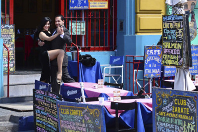 tango dancers in la boca
