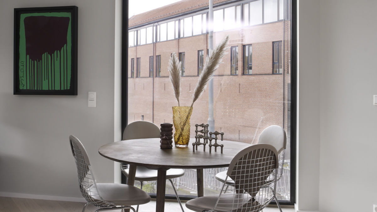 Eames Wire Chair DKX 2 krom med skinn | OsloDeco Charles Eames,spisestue stol DKR chrome