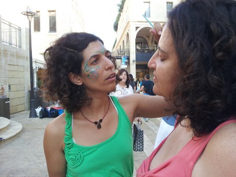 מנעמי אוהבת לצייר by Sigal Magen - Illustrated by צלמת: סוזי ורון - Ourboox.com