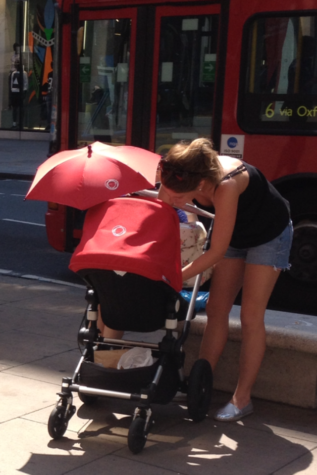 LONDON IN RED צבע אדום בלונדון by Shuli Sapir-Nevo Photo and Motto - Ourboox.com
