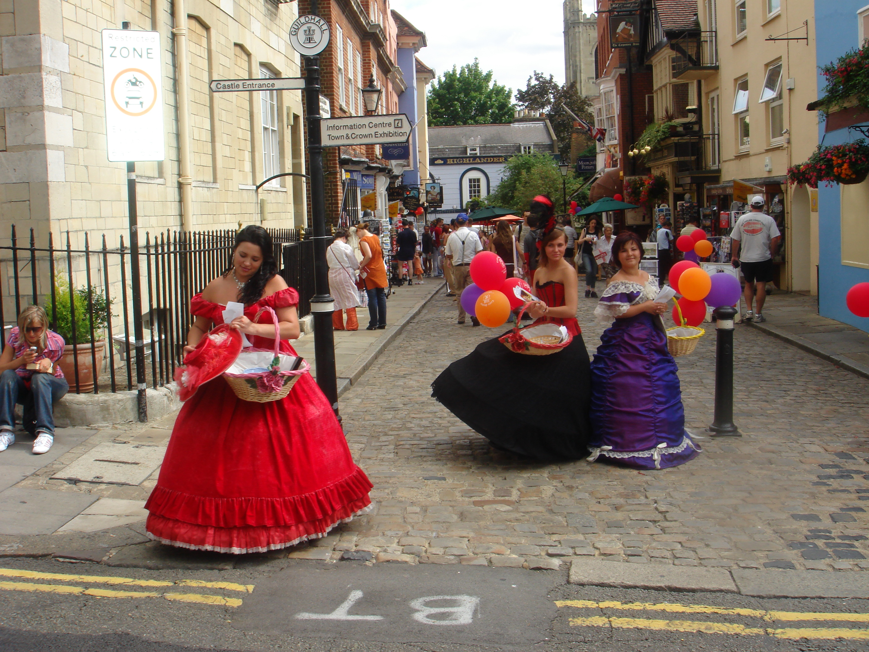 LONDON IN RED צבע אדום בלונדון by Shuli Sapir-Nevo Photo and Motto - Ourboox.com