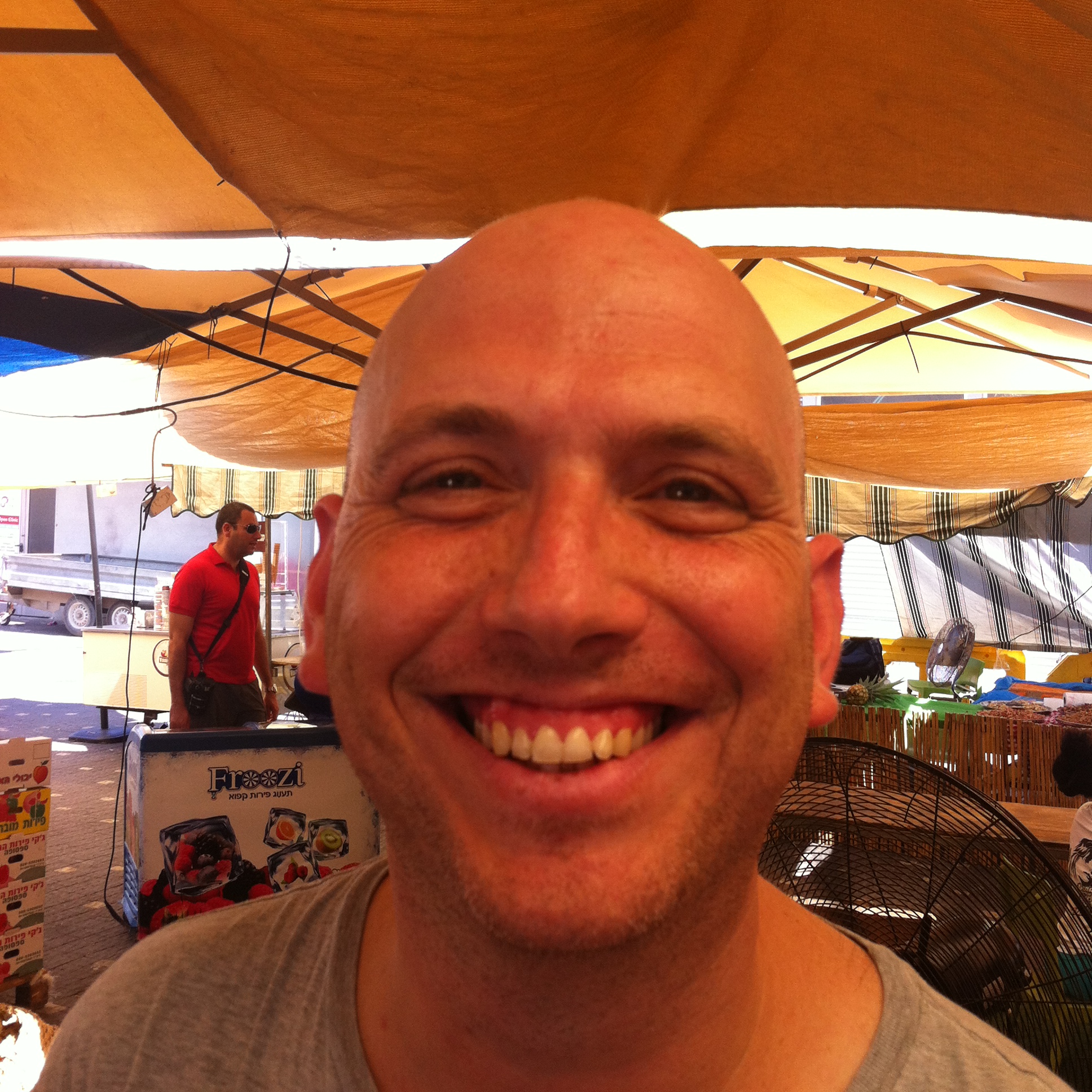 יובל הוא בחור קירח ומאושר בשוק האיכרים בתל אביב