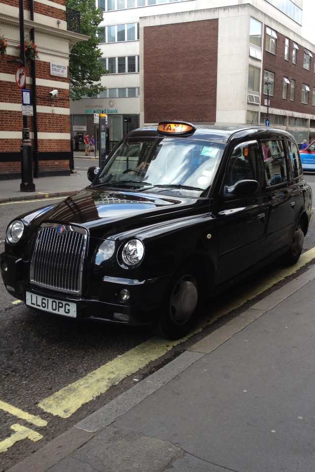 Black suit in London קסם שחור בלונדון by Shulamit Sapir-Nevo - Ourboox.com